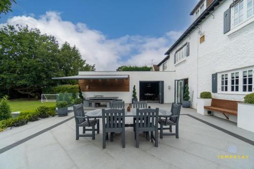 Luxe Home with Hot Tub, Cinema & Gym in Beaconsfield Luxe Home with Hot Tub, Cinema & Gym in Beaconsfield
