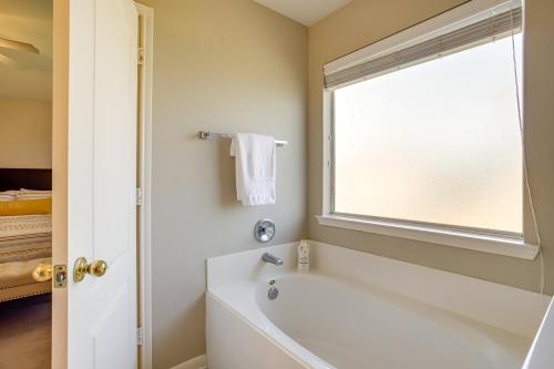 Pet-Friendly Tomball Home about 8 Mi to Burroughs Park in Klein Pet-Friendly Tomball Home about 8 Mi to Burroughs Park in Klein