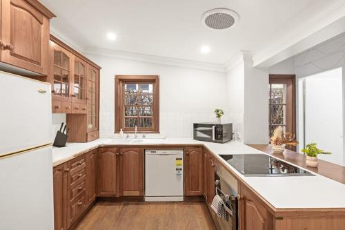 Private Quadruple Room in Gordon near Train & Bus Sleeps 4 in Upper North Shore Private Quadruple Room in Gordon near Train & Bus Sleeps 4 in Upper North Shore