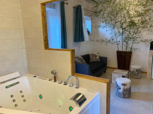 L'Anagramme, chambres, table d'hôtes et gîte pour adultes, naturistes ou non ! (L'Anagramme, chambres, table d'hotes et gite pour adultes, naturistes ou non !) in Jaligny-sur-Besbre L'Anagramme, chambres, table d'hôtes et gîte pour adultes, naturistes ou non ! (L'Anagramme, chambres, table d'hotes et gite pour adultes, naturistes ou non !) in Jaligny-sur-Besbre