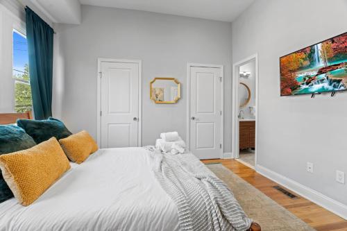 Modern & Comfy ~ 5* Location~GameRoom~Backyard