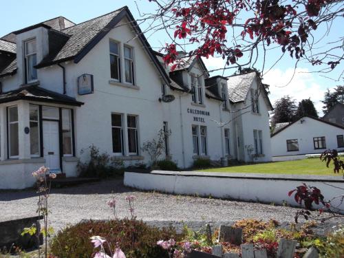 Exterior view, Caledonian Hotel in Fort Augustus Town Center Exterior view, Caledonian Hotel in Fort Augustus Town Center