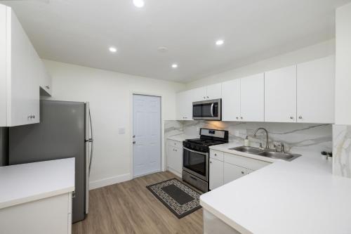 3 BR Smart home, close to airport, Fast WiFi, Patio, Grill & Free private parking in هياليه 3 BR Smart home, close to airport, Fast WiFi, Patio, Grill & Free private parking in هياليه