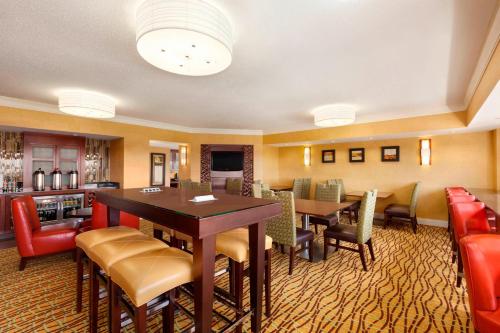 Bar/Lounge, Radisson Hotel Cedar Rapids in Cedar Rapids Bar/Lounge, Radisson Hotel Cedar Rapids in Cedar Rapids