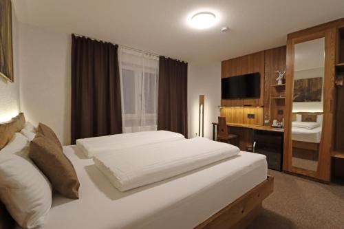 Hotel Kreuz Höhengasthof (Hotel Kreuz Hohengasthof) in Breitnau Hotel Kreuz Höhengasthof (Hotel Kreuz Hohengasthof) in Breitnau