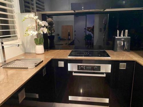 Chic Rose Bay Pad with HUGE outdoor sunny balcony in Rose Bay Chic Rose Bay Pad with HUGE outdoor sunny balcony in Rose Bay