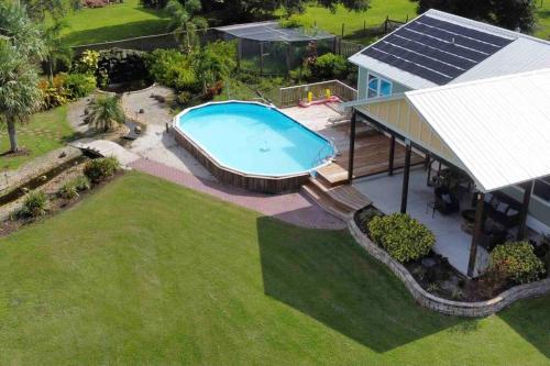Swimming pool, Tropical getaway Pool and tiki bar in Cleveland (FL) Swimming pool, Tropical getaway Pool and tiki bar in Cleveland (FL)