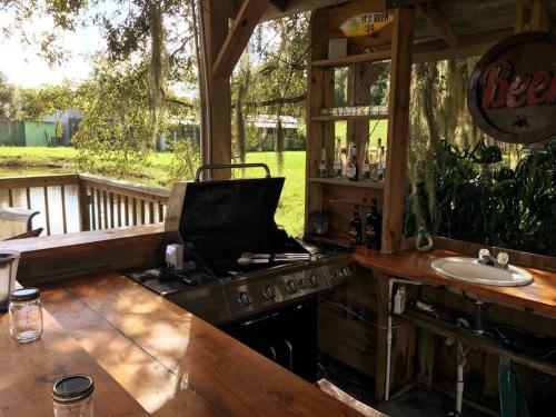 Tropical getaway Pool and tiki bar in Cleveland (FL) Tropical getaway Pool and tiki bar in Cleveland (FL)