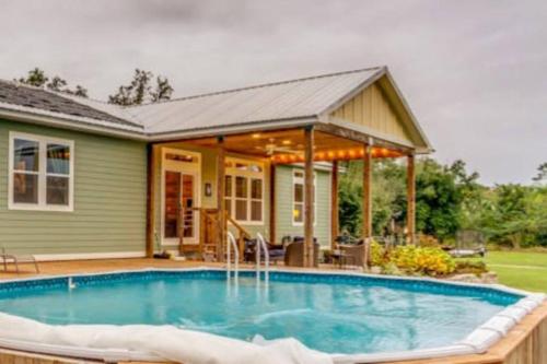 Tropical getaway Pool and tiki bar in Cleveland (FL) Tropical getaway Pool and tiki bar in Cleveland (FL)