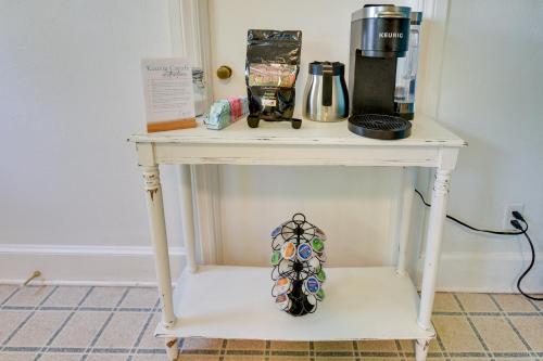 Retro Bay Cottage Near Destin, Dog Friendly! in Sacred Oaks Retro Bay Cottage Near Destin, Dog Friendly! in Sacred Oaks