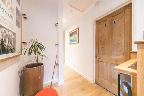 6 bedrooms beautiful home 3 bathrooms, quiet location with garden near Legoland Windsor Heathrow in Мейдънхед 6 bedrooms beautiful home 3 bathrooms, quiet location with garden near Legoland Windsor Heathrow in Мейдънхед