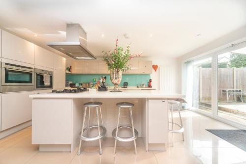 Балкон/тераса, 6 bedrooms beautiful home 3 bathrooms, quiet location with garden near Legoland Windsor Heathrow in Мейдънхед Балкон/тераса, 6 bedrooms beautiful home 3 bathrooms, quiet location with garden near Legoland Windsor Heathrow in Мейдънхед