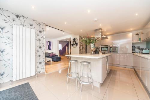 6 bedrooms beautiful home 3 bathrooms, quiet location with garden near Legoland Windsor Heathrow in Мейдънхед 6 bedrooms beautiful home 3 bathrooms, quiet location with garden near Legoland Windsor Heathrow in Мейдънхед