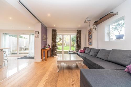 6 bedrooms beautiful home 3 bathrooms, quiet location with garden near Legoland Windsor Heathrow in Мейдънхед 6 bedrooms beautiful home 3 bathrooms, quiet location with garden near Legoland Windsor Heathrow in Мейдънхед