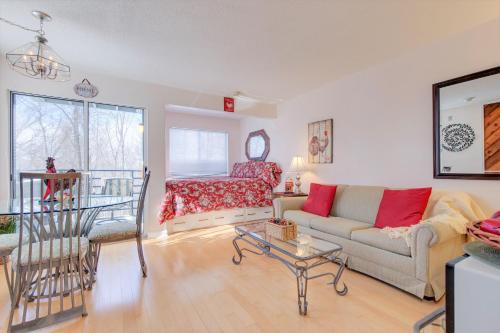 Guestroom, A Tennessee Joy, 1 Bedroom, Indoor Pool, WiFi, Fireplace, Sleeps 2 in Gatlinburg (TN) Guestroom, A Tennessee Joy, 1 Bedroom, Indoor Pool, WiFi, Fireplace, Sleeps 2 in Gatlinburg (TN)