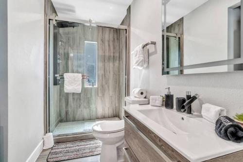 Bathroom, Deep Ellum Oasis Cozy King Bed Suite Near Downtown in East Dallas Bathroom, Deep Ellum Oasis Cozy King Bed Suite Near Downtown in East Dallas