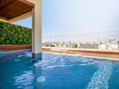 مسبح, Leonardo Boutique Hotel Larnaca in لارنكا مسبح, Leonardo Boutique Hotel Larnaca in لارنكا