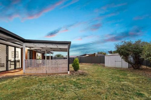 Watergardens Lodge in Taylors Lakes Watergardens Lodge in Taylors Lakes