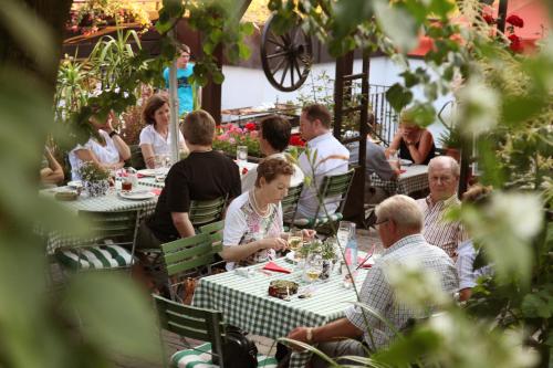 Restaurant, Landidyll Hotel Zum Alten Schloss in Kirchensittenbach Restaurant, Landidyll Hotel Zum Alten Schloss in Kirchensittenbach