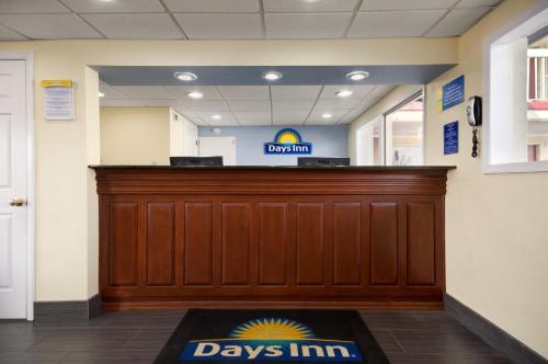 大堂, 傑克遜維爾溫德姆戴斯酒店 (Days Inn by Wyndham Jacksonville NC) in 阿什塔比拉 (NC) 大堂, 傑克遜維爾溫德姆戴斯酒店 (Days Inn by Wyndham Jacksonville NC) in 阿什塔比拉 (NC)