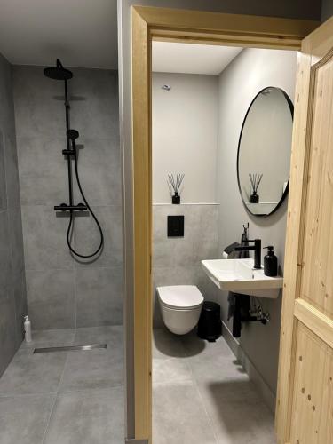 Zuhanyzó, Igates pils Brīvdienu māja (Igates pils Brivdienu maja) in Birini Zuhanyzó, Igates pils Brīvdienu māja (Igates pils Brivdienu maja) in Birini