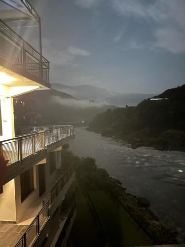 Kilátás, La Orilla Hotel & Restaurant in Muzaffarabad Kilátás, La Orilla Hotel & Restaurant in Muzaffarabad