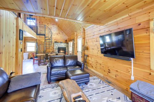 Riverfront Rumney Vacation Rental with Fire Pit! in Рамни Riverfront Rumney Vacation Rental with Fire Pit! in Рамни