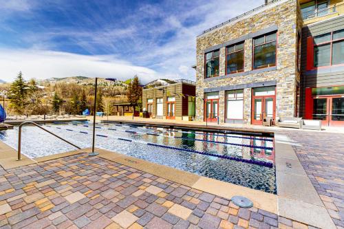 Kolam renang, Riverfront Mountain Vista in Avon (CO) Kolam renang, Riverfront Mountain Vista in Avon (CO)