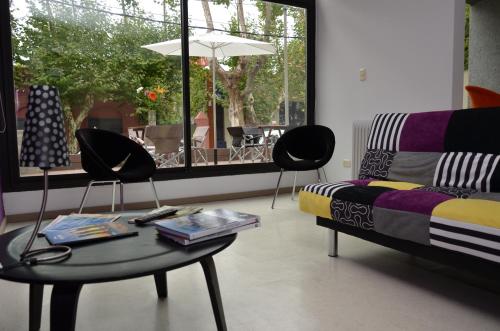 Lounge/area TV in comune, Hostel & Suites del Rio in Colonia del Sacramento Lounge/area TV in comune, Hostel & Suites del Rio in Colonia del Sacramento