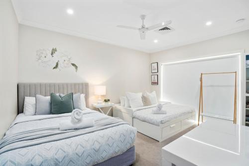 SEACLUSION 4bed waterfront, sleeps 12 in Bundall SEACLUSION 4bed waterfront, sleeps 12 in Bundall