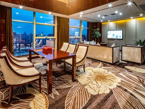 Days Hotel & Suites China Town - Metro Line 2 - Nearby Wuyi Square - 31st foor for breakfast (Days Hotel & Suites China Town---Five minutes to reach Changsha Station, the metro Line 2 & Line 6 a) in Changsha Days Hotel & Suites China Town - Metro Line 2 - Nearby Wuyi Square - 31st foor for breakfast (Days Hotel & Suites China Town---Five minutes to reach Changsha Station, the metro Line 2 & Line 6 a) in Changsha