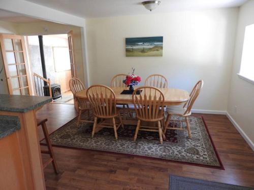 Coastal Charm: SW Oregon home on 2+ quiet acres in Gold Beach (OR) Coastal Charm: SW Oregon home on 2+ quiet acres in Gold Beach (OR)