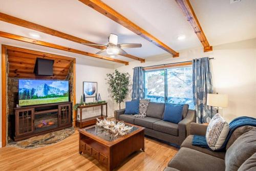 Corlieu Falls Cabin in Sugar Pine 8 miles from Yosemite with Gazebo, Hot tub a shack and Bar top in Oakhurst Corlieu Falls Cabin in Sugar Pine 8 miles from Yosemite with Gazebo, Hot tub a shack and Bar top in Oakhurst
