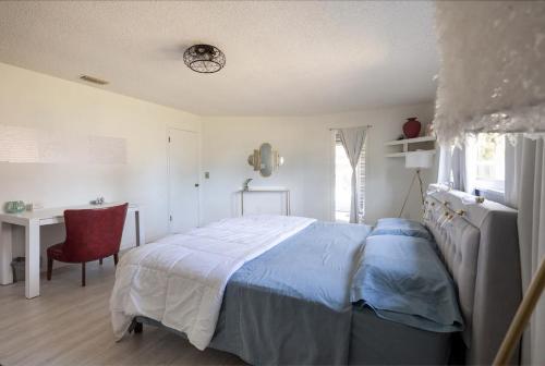 Serenity Studio in Lakewood Park (FL) Serenity Studio in Lakewood Park (FL)