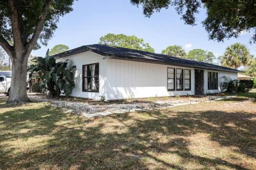 Exterior view, Serenity Studio in Lakewood Park (FL) Exterior view, Serenity Studio in Lakewood Park (FL)