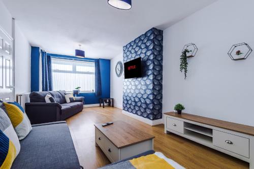 Charming 3-Bedroom Home in Liverpool - FREE Parking in Croxteth Charming 3-Bedroom Home in Liverpool - FREE Parking in Croxteth