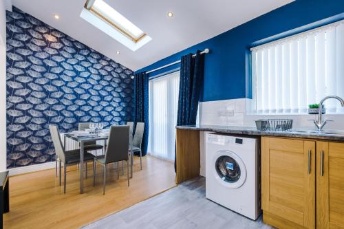 Charming 3-Bedroom Home in Liverpool - FREE Parking in Croxteth Charming 3-Bedroom Home in Liverpool - FREE Parking in Croxteth