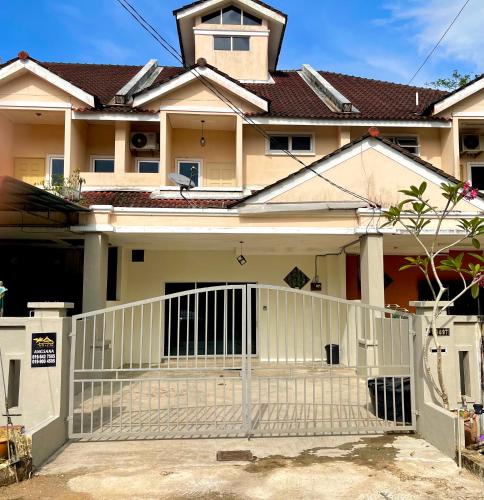 Four Rooms Homstay 'A' With Wifi And Smart TV in Wakaf Tapai in Bukit Payong Four Rooms Homstay 'A' With Wifi And Smart TV in Wakaf Tapai in Bukit Payong