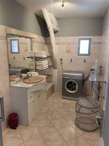 حمام, Les Curies - ludogîte, gîte et moulin avec piscine (Les Curies - ludogite, gite et moulin avec piscine) in Lalbenque حمام, Les Curies - ludogîte, gîte et moulin avec piscine (Les Curies - ludogite, gite et moulin avec piscine) in Lalbenque