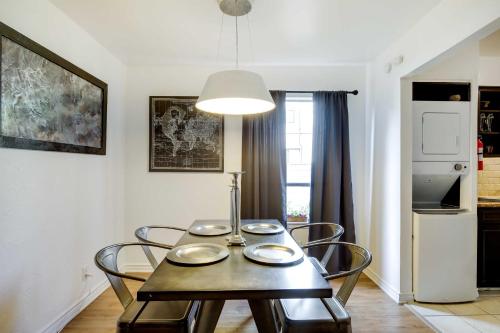 Contemporary Dallas Condo with Pool Access! in Хайленд-Парк Contemporary Dallas Condo with Pool Access! in Хайленд-Парк