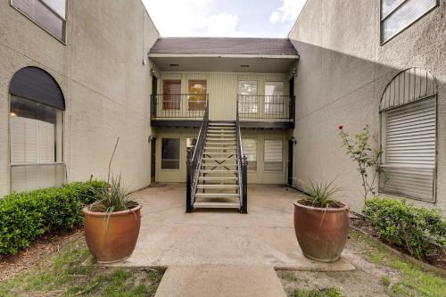 Contemporary Dallas Condo with Pool Access! in Хайленд-Парк Contemporary Dallas Condo with Pool Access! in Хайленд-Парк