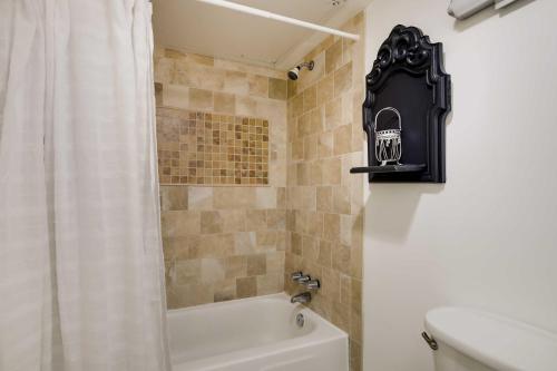 Chic Dallas Vacation Rental Pool, Walk to Knox St in Highland Park Chic Dallas Vacation Rental Pool, Walk to Knox St in Highland Park