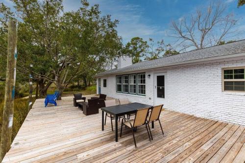 Facilities, Trout Bayou 2BR/2BT Canal in Avalon (FL) Facilities, Trout Bayou 2BR/2BT Canal in Avalon (FL)