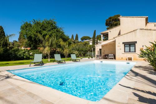 Calm family house with swimming pool in Trois Moulins Calm family house with swimming pool in Trois Moulins