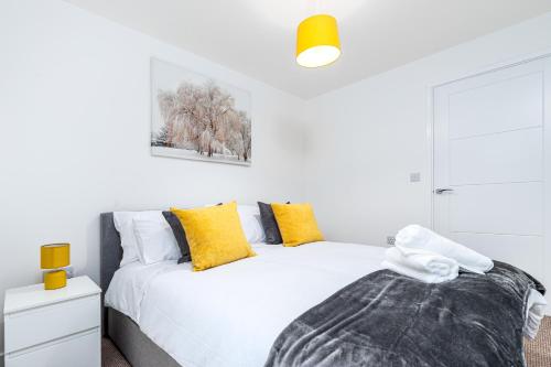 Fortified Luxury Apartment with Balcony and free parking in Hengrove and Whitchurch Park Fortified Luxury Apartment with Balcony and free parking in Hengrove and Whitchurch Park