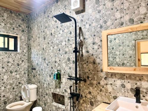 Bathroom, 滿丘石頭屋ManChill in Manjhou Township Bathroom, 滿丘石頭屋ManChill in Manjhou Township