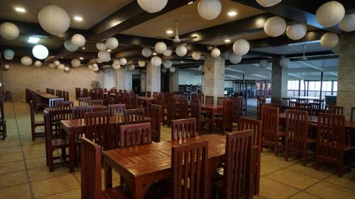ห้องอาหาร, บากาสยูนาน รีสอร์ต แอนด์ คอนเฟอเรนซ์ เซ็นเตอร์ ทาเนย์ (Bakasyunan Resort and Conference Center Tanay) in ทาเนย์ ห้องอาหาร, บากาสยูนาน รีสอร์ต แอนด์ คอนเฟอเรนซ์ เซ็นเตอร์ ทาเนย์ (Bakasyunan Resort and Conference Center Tanay) in ทาเนย์