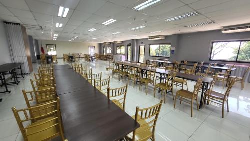 ห้องประชุม / บอลรูม, บากาสยูนาน รีสอร์ต แอนด์ คอนเฟอเรนซ์ เซ็นเตอร์ ทาเนย์ (Bakasyunan Resort and Conference Center Tanay) in ทาเนย์ ห้องประชุม / บอลรูม, บากาสยูนาน รีสอร์ต แอนด์ คอนเฟอเรนซ์ เซ็นเตอร์ ทาเนย์ (Bakasyunan Resort and Conference Center Tanay) in ทาเนย์