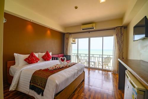Balcony/terrace, The Lord Nelson in Rayong Beach Balcony/terrace, The Lord Nelson in Rayong Beach