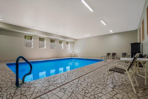 สระว่ายน้ำ, SureStay Plus Hotel by Best Western Topeka Northwest in โทเพกา (KS) สระว่ายน้ำ, SureStay Plus Hotel by Best Western Topeka Northwest in โทเพกา (KS)